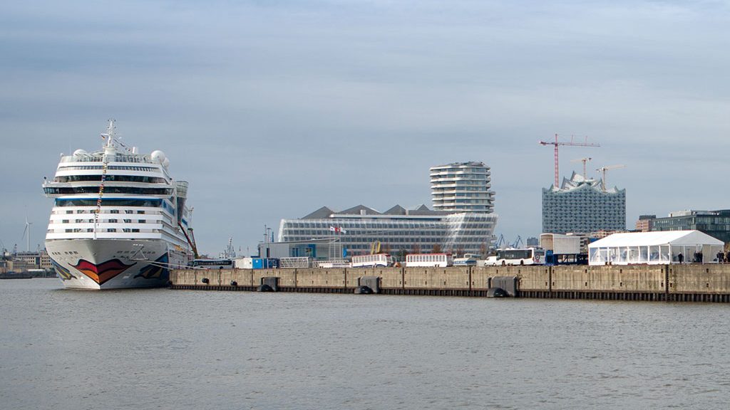 The AIDAsol and the LNG-Barge in the Hamburg harbour city.