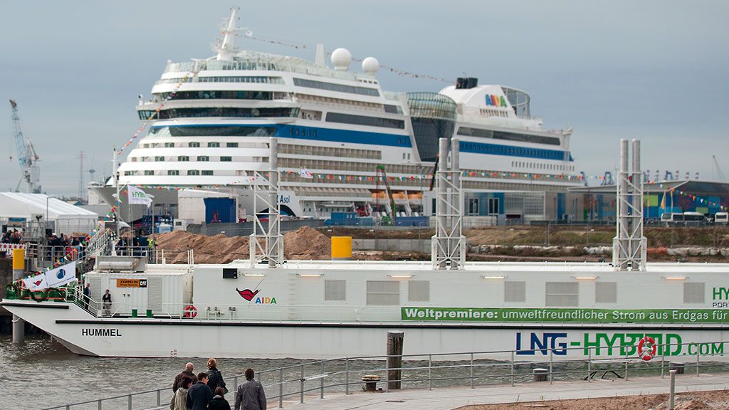 Taufe der LNG-Barge Hummel