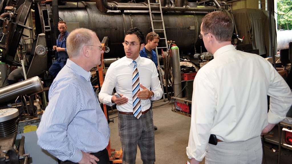 Mohammed Abdel Rahim, production manager at Müller Umwelttechnik, with Manfred Kadner (l.) and Volker Maass