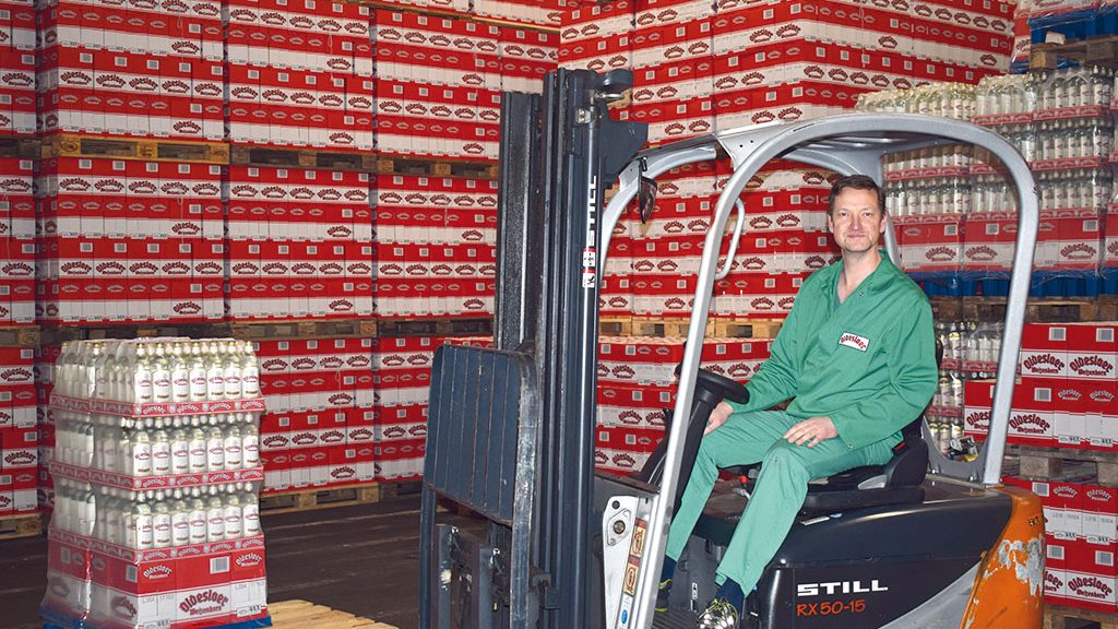 Herstellungsleiter Stephan Röding im Lager inmitten tausender Kornflaschen