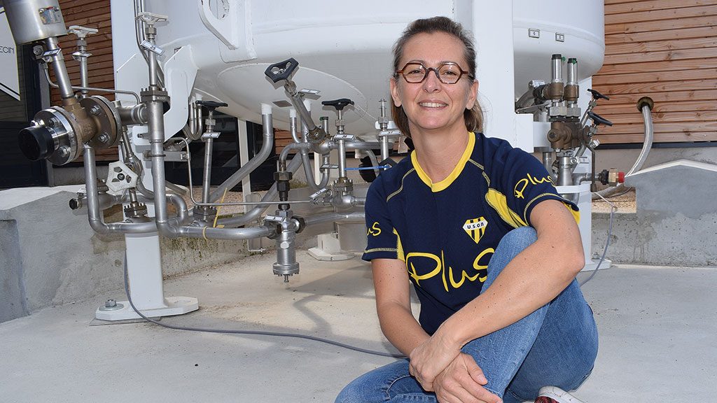 Sophie Goguillot in front of the nitrogen tank with  HEROSE valves