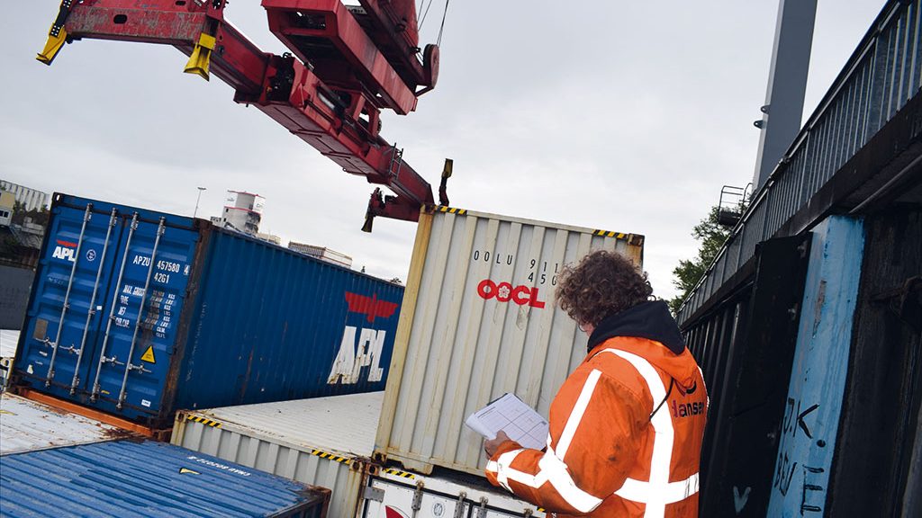 The unloading of the container is monitored