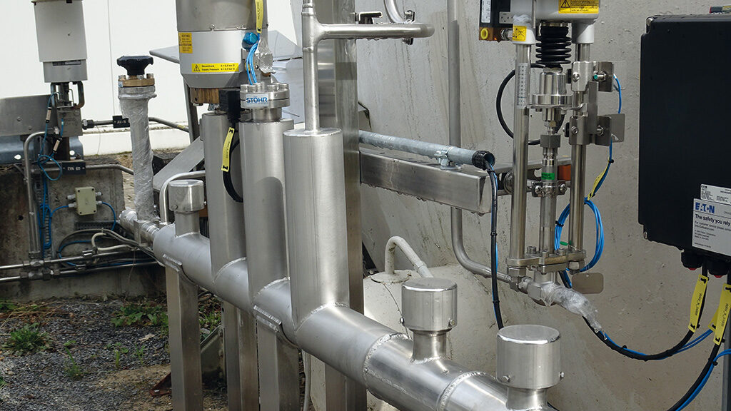 Vacuum-insulated pipelines