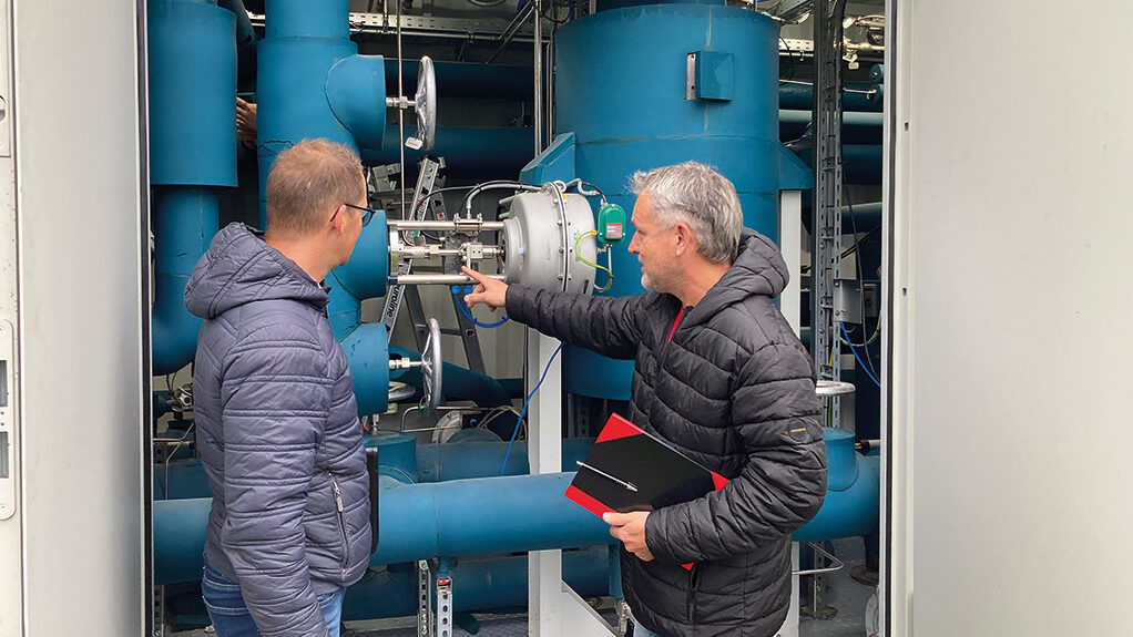 Im Gespräch mit Mario Esche von HEROSE: Matthias Boldt (rechts) von der Firma EMB Gastechnik.