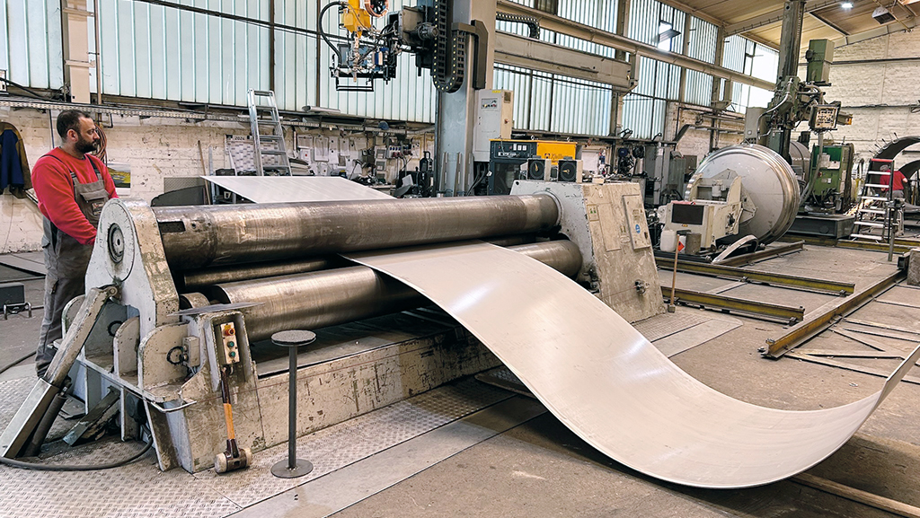 The steel plates are the starting point for the boiler of each vehicle. They are bent, welded.