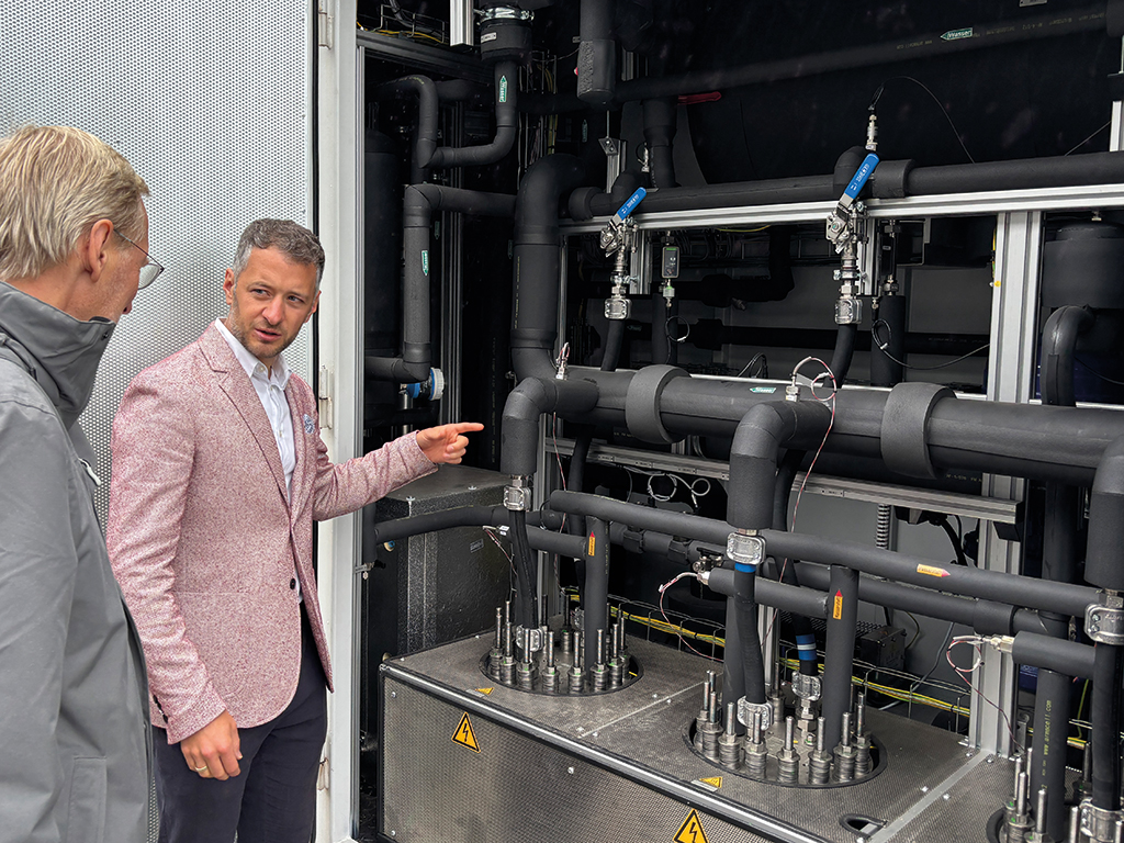 Der Elektrolyseur kann pro Stunde bis zu 5,4 Kilogramm Wasserstoff produzieren.