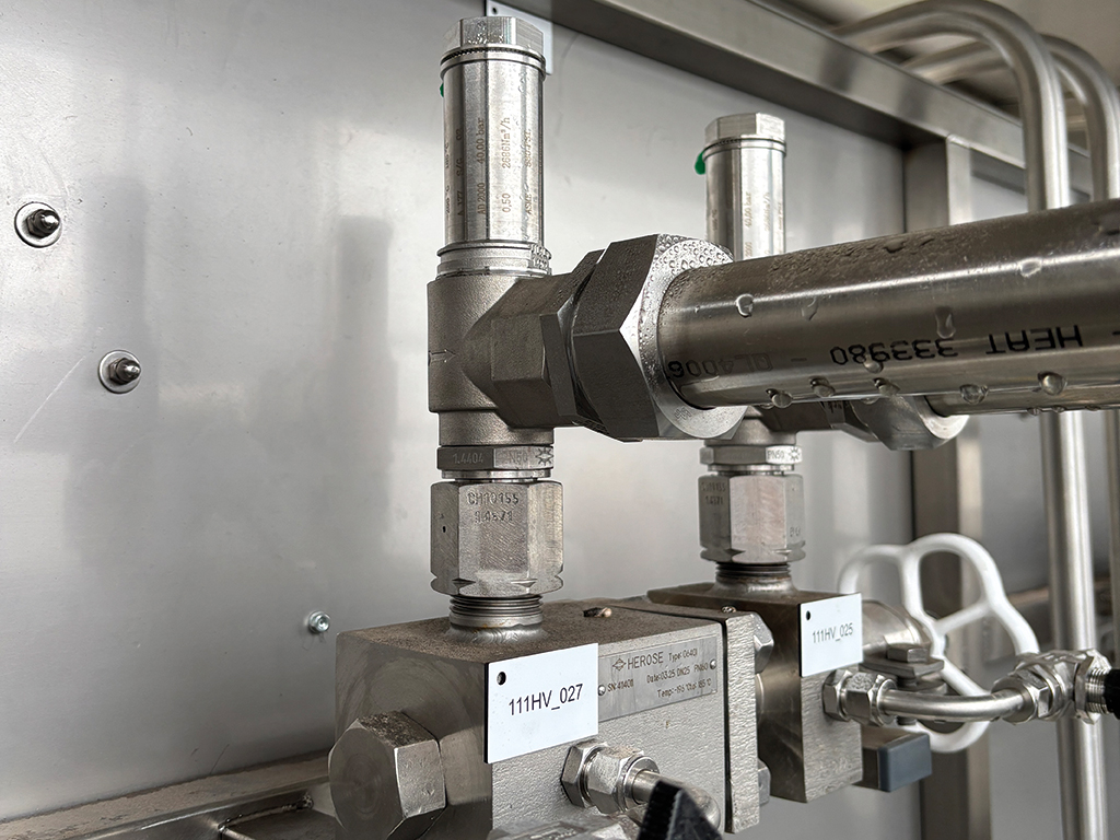 Zwei HEROSE Sicherheitsventile werden über ein HEROSE Wechselventil angesteuert.