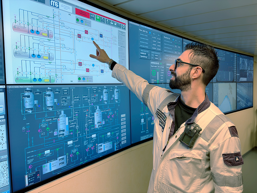 LNG-engineer Francesco Querciola am Kontrollterminal.