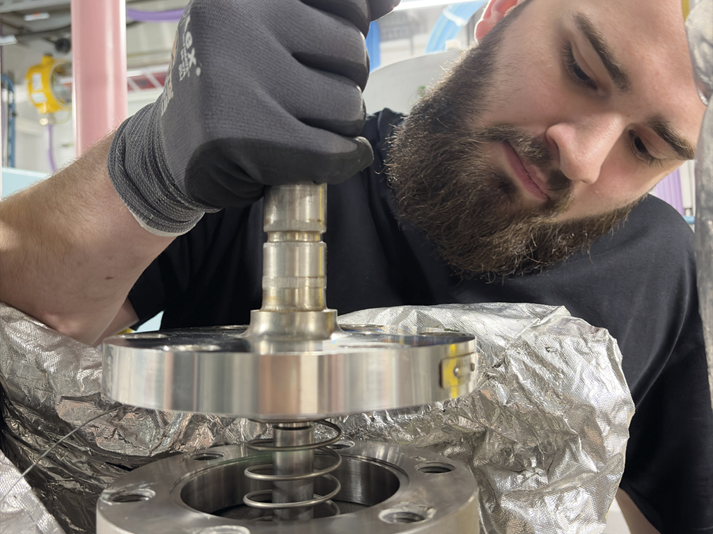 Nach einem gründlichen Check und dem Einsetzen neuer Dichtungen wird das Ventiloberteil wieder eingebaut.