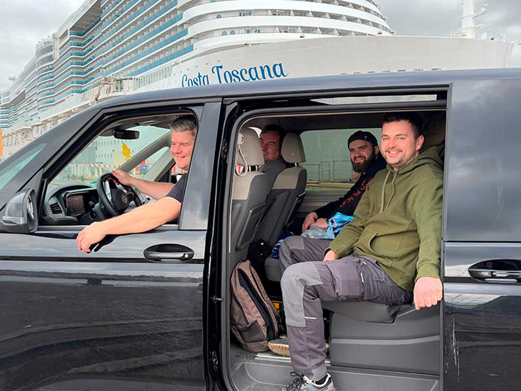 Das HEROSE Serviceteam kommt am Liegeplatz der Costa Toscana an.